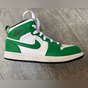 Nike Air Jordan Kids Sneakers Green and White size 2.5 youth